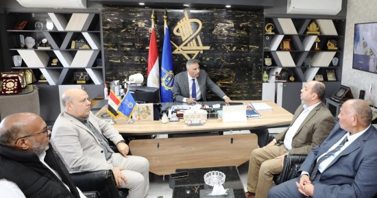 محافظ أسوان يبحث توصيل الخدمات والمرافق لـ40 مصنعا.. اعرف التفاصيل