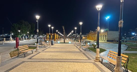 ممشى سياحى عالمى فى البر الغربى بالأقصر يفتح أبوابه رسميا أمام الجمهور..أضخم مشروع قومى بطول كيلو و930 مترا..يضم ممشى زجاجيا مطلا على النيل وبازارات سياحية ومطاعم ومسرحا مكشوفا ونافورة مضيئة ومسطحات خضراء.. صور