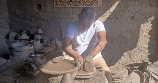 صناعة الفن من الطين.. كمال أبو اليزيد يبدع فى صناعة الفخار بقنا.. مستمر فى مهنته منذ 40 عاما.. طور الحرفة التراثية بأجهزة صديقة للبيئة.. هدفه التوسع فى المعارض الدولية.. ووزيرة التنمية المحلية أشادت بالصناعة