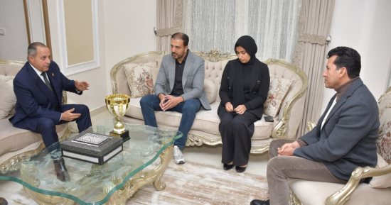 وزير الشباب ومحافظ بورسعيد يقدمان واجب العزاء لأسرة السباح يوسف محمد بمنزله