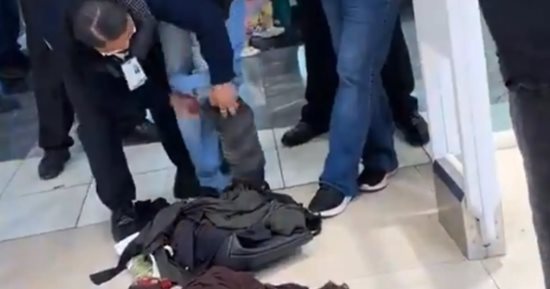 ضبط امرأتين حاولتا سرقة ملابس بإخفائها أسفل ملابسهما فى المكسيك