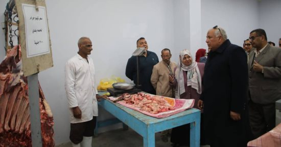 محافظ الوادي الجديد يتفقد المجمع الاستهلاكي للسلع الغذائية والمعمرة