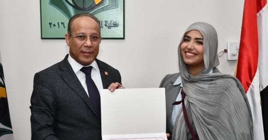 رئيس جامعة القناة يكرم الطالبة روميدا راجى لفوزها فى مسابقة الغناء باللغة الصينية