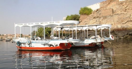 المراكب فى نيل أسوان ترسم لوحة لامعة لسحر الطبيعة