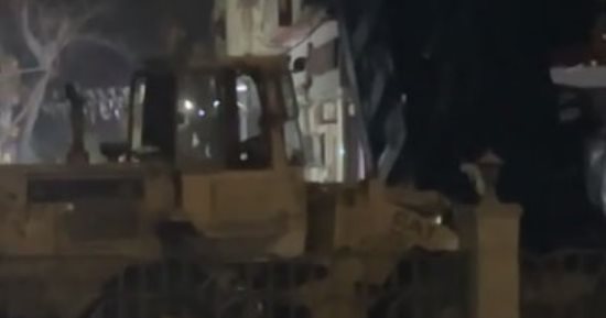 الحماية المدنية تسيطر على حريق سيارة نقل بعد انقلابها أعلى دائرى ترسا.. فيديو