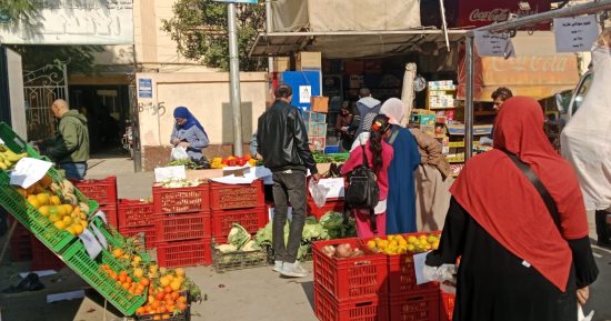 تخفيضات 50%.. إقبال كبير على سوق اليوم الواحد بالمرج.. مستمر حتى رمضان