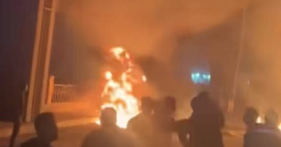 تفاصيل سقوط سيارة تريلا من أعلى الطريق الدائري واندلاع حريق بالطالبية