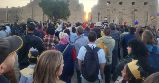 توافد السياح على معابد الكرنك لمتابعة تعامد الشمس على قدس الأقداس.. لايف