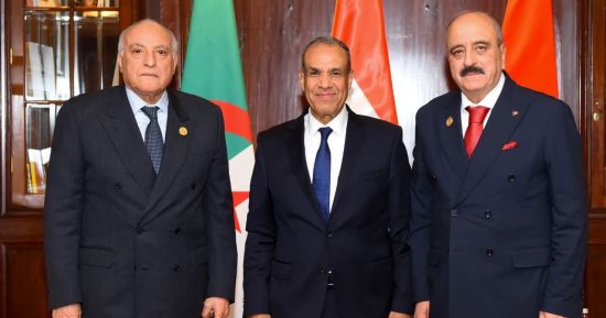 وزير الخارجية يعقد اجتماعاً ثلاثيا حول ليبيا مع نظيريه الجزائري والتونسي