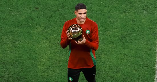 المغرب ضد جزر القمر.. حكيمى يحتفل بالكرة الذهبية الأفريقية مع الجماهير