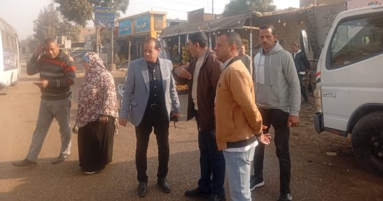 رئيس مركز ومدينة العياط يتابع أعمال النظافة بطريق مصر أسيوط السريع.. صور