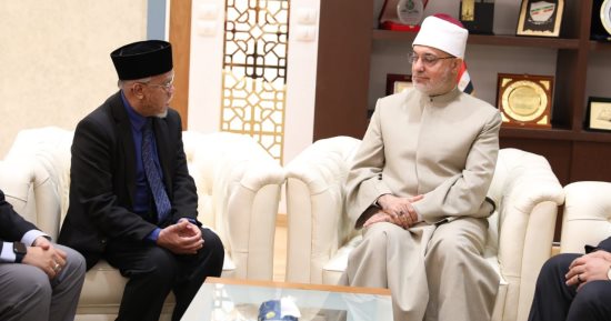 المفتي يستقبل مفتي ولاية بيراك الماليزية لبحث تعزيز التعاون الإفتائي
