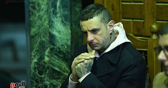 الحزن يسيطر على أحمد الفيشاوي في عزاء والدته سمية الألفي 