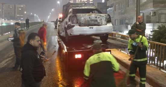 إخماد حريق سيارة وسحبها بونش من أعلى كوبرى العباسية.. صور