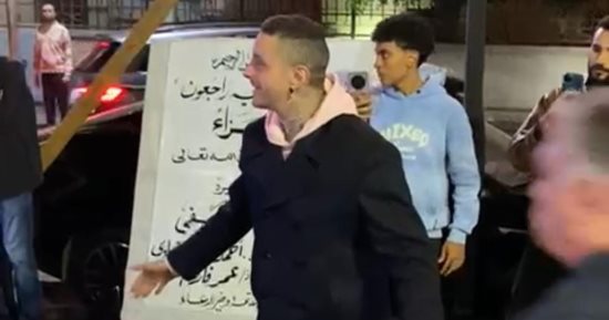 أحمد الفيشاوى يطالب المصورين بمنح مساحة للمعزين فى عزاء والدته سمية الألفى