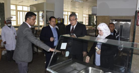 نائب رئيس جامعة عين شمس يجرى زيارة تفقدية للمدينة الجامعية طالبات.. صور