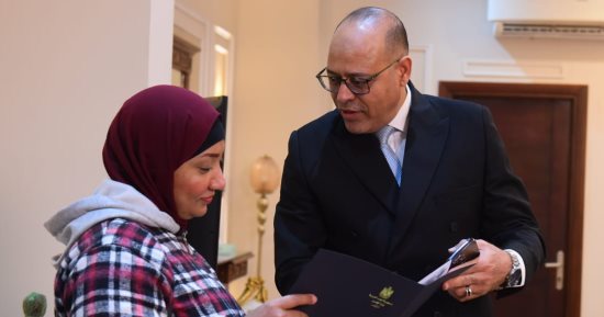 وزير العمل يوفر إعانة مالية وفرصة عمل لسيدة نشرت فيديو للتخلى عن أبنائها