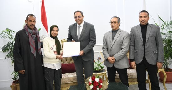 محافظ قنا يكرم دارسة من ذوى الهمم لحصولها على شهادة محو الأمية