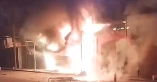 السيطرة على حريق التهم محل بالمحلة