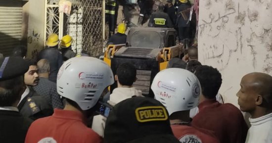 استمرار جهود البحث عن ناجين أسفل ركام عقار إمبابة المنهار.. صور