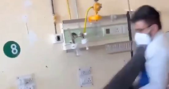 طبيب هندى ينهال بالضرب على مريض بعد مشادة كلامية.. فيديو