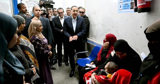 رئيس الوزراء يجرى حوارا مع المواطنين بمركز طب الأسرة فى قرية الفهميين 