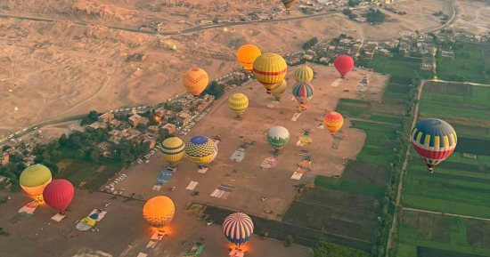 سعادة بين الأفواج الأجنبية خلال 65 رحلة للبالون الطائر تقل 1350 سائحا بالأقصر.. صور