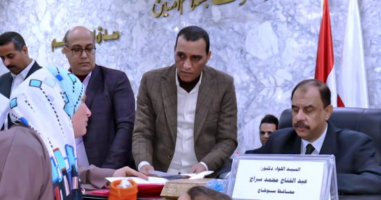 محافظ سوهاج يستمع إلى مطالب وشكاوى المواطنين فى اللقاء الجماهيرى