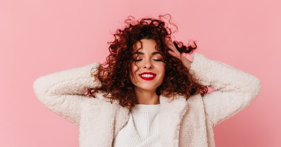 لو شعرك كيرلى.. 6 زيوت طبيعية تساعد على تسريع نموه