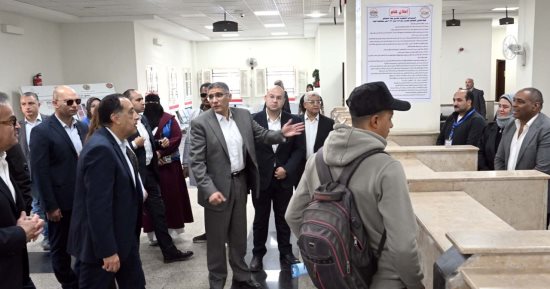 رئيس الوزراء يتفقد مجمع خدمات المواطنين "تحيا مصر" بقرية "الودى" بالصف