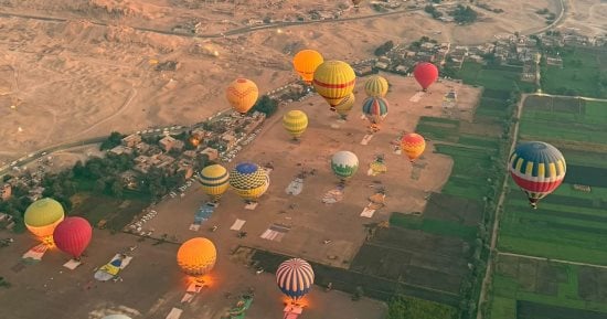 البالون الطائر يزين سماء الأقصر.. رحلات سياحية من كل دول العالم