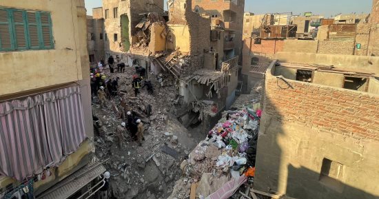 الحماية المدنية تحاصر ركام عقار إمبابة المنهار بحثًا عن المفقودين.. صور