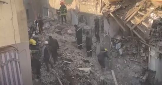لليوم الثانى على التوالى ..الحماية المدنية تبحث عن مفقودين بموقع عقار إمبابة المنهار.. مصرع 3 أشخاص وإصابة 7 حتى الآن.. البحث عن 6 ضحايا أسفل ركام المنزل المنكوب.. وتشكيل لجنة هندسية لمعاينة العقارات المجاورة