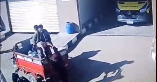 كاميرا مراقبة توثق لحظة إنقاذ طفل من الموت اختناقا بقطعة حلوى.. شاهد