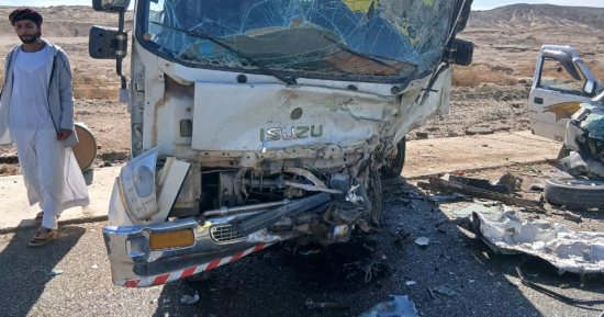 مصرع شخص وإصابة اثنين فى تصادم سيارتين نقل بإدفو