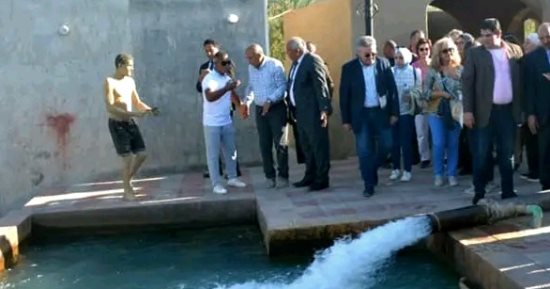 بالتزامن مع موجة البرد القارس فى شتاء الوادى الجديد.. أهالى الواحات يلجأون إلى الآبار الساخنة لمكافحة موجات البرد.. حمام البير السخن فى الصباح أو المساء عادة شتوية للأهالى والدفن فى الرمال للتخلص من الآلام