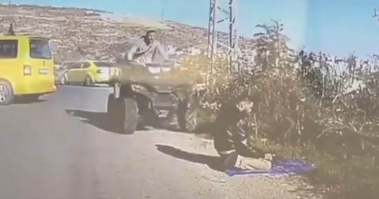 العالم هذا المساء.. مستوطن إسرائيلى يدهس فلسطينيا أثناء أدائه الصلاة بالضفة الغربية.. صحيفة: عسكريون سابقون فى نظام الأسد يتحركون للسيطرة على الحكومة السورية.. وأوروبا تغرق وسط الثلوج بسبب موجة شتاء قاسية