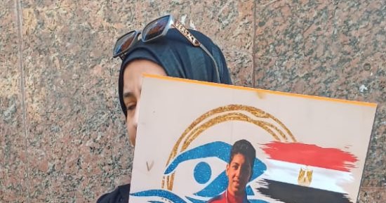 أسرة الطفل يوسف ترفع صوره قبل جلسة محاكمة رئيس اتحاد السباحة.. صور 