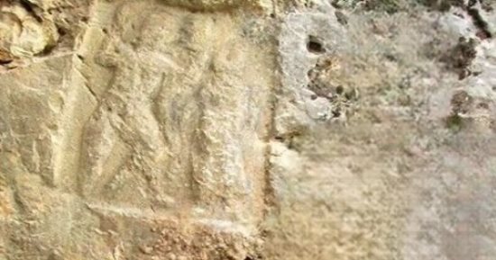 العثور على نقش صخري نادر يعود تاريخه لـ325 قبل الميلاد بإيران