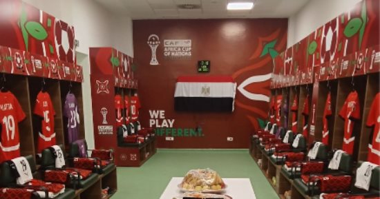 شاهد غرفة ملابس منتخب الفراعنة بملعب أدرار قبل مواجهة جنوب أفريقيا