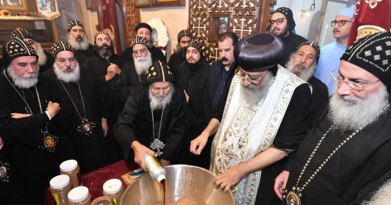 البابا تواضروس الثاني يطيب جسد القديس يحنس كاما بدير السريان بوادى النطرون.. صور