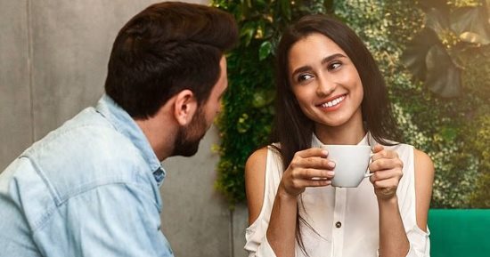 علامة واحدة بالعين تدل على إعجاب الكراش بكِ.. اعرفيها حسب رأى العلم