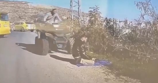 جندي إسرائيلي يدهس فلسطينيا أثناء الصلاة على جانب الطريق.. فيديو