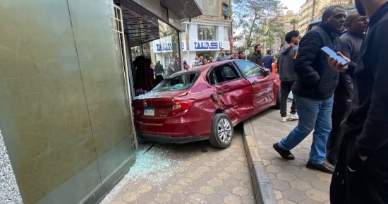 تصادم سيارة ملاكى بأحد المحلات التجارية بمنطقة المهندسين 