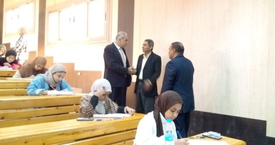 رئيس جامعة أسوان يتفقد امتحانات كلية الزراعة