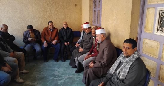 وفد من الأزهر الشريف يقدم العزاء لأسرة طفلة عثر على جثتها فى جوال بالغربية