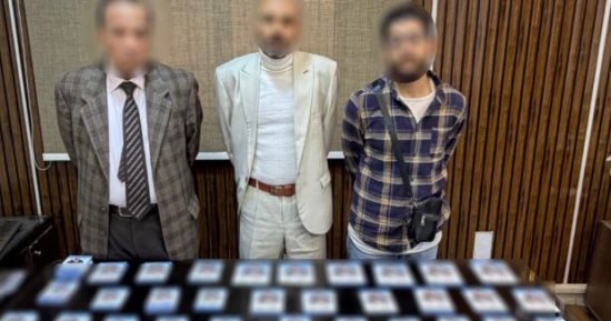 وزارة الداخلية تضبط 3 أشخاص يوزعون كروت بمحيط لجان المنيرة