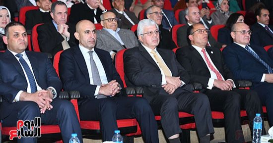 رئيس جامعة العاصمة يكرم وزيري التعليم والتعليم العالى باحتفالية اليوبيل الذهبى