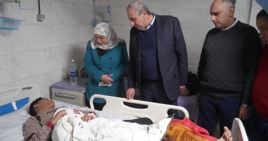 محافظ الغربية يطمئن على 17 عاملاً مصابين بادعاء تسمم غذائى بمستشفى المحلة