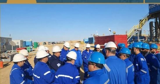 وفد من وزارة البترول يزور منطقة عمل الحفار EDC -11 بالصحراء الغربية 